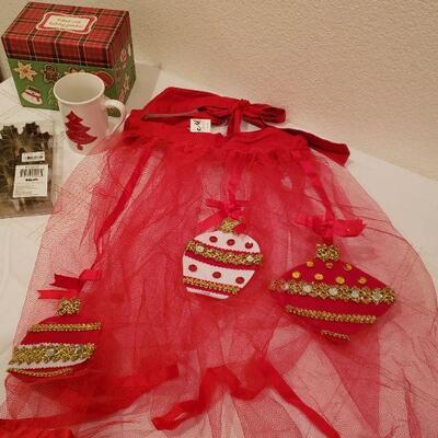 Lot 441: NEW Holiday Kitchen Lot (Apron, Cookie Cutters, Recipe Box & Coffee Cup)
