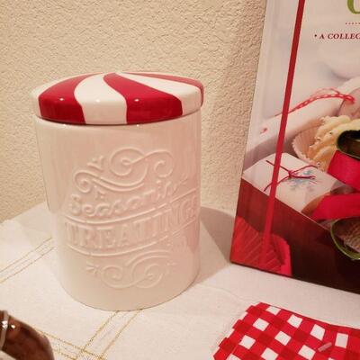 Lot 444: NEW Kitchen Holiday Cheer Lot
