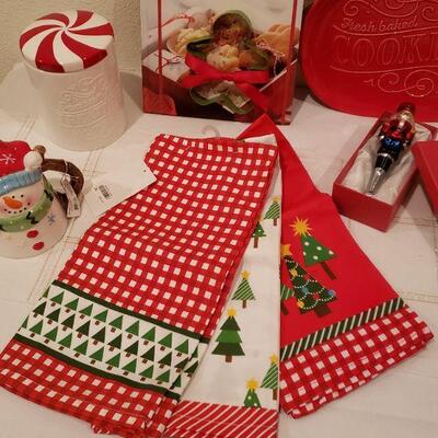 Lot 444: NEW Kitchen Holiday Cheer Lot