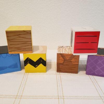 Lot 470: NEW Charlie Brown and Gang Cubeez