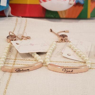 Lot 471: NEW Gift Lot