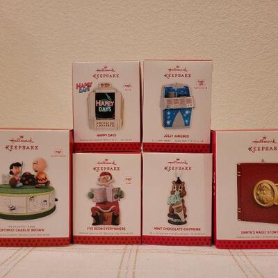 Lot 495: Assorted Hallmark Christmas Ornaments 