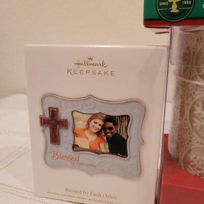 Lot #500: Group of HALLMARK Collectibles - Player needs battery