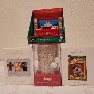 Lot #500: Group of HALLMARK Collectibles - Player needs battery