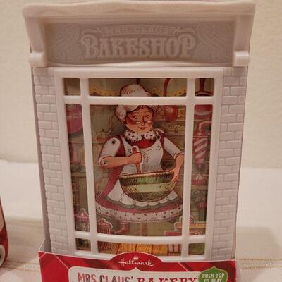 Lot 501: Assorted Christmas Synchronized Window Scene Tabletop Deco (all need battery)