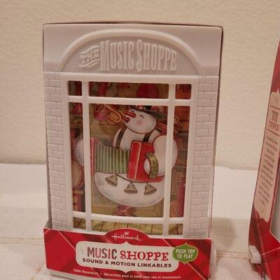 Lot 501: Assorted Christmas Synchronized Window Scene Tabletop Deco (all need battery)