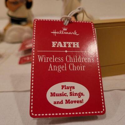 Lot 502: Hallmark Angel Choir Wireless Christmas Deco TESTED A+
