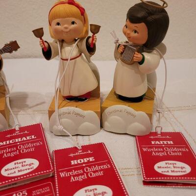 Lot 502: Hallmark Angel Choir Wireless Christmas Deco TESTED A+