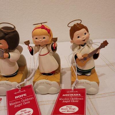 Lot 506: Assortment of Hallmark Angel Choir Wireless Singers TESTED A+
