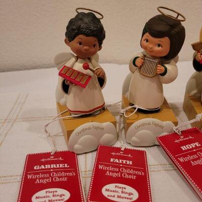 Lot 506: Assortment of Hallmark Angel Choir Wireless Singers TESTED A+