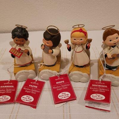 Lot 506: Assortment of Hallmark Angel Choir Wireless Singers TESTED A+