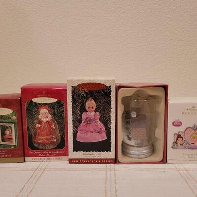 Lot 507: Assorted Hallmark Christmas Ornaments 