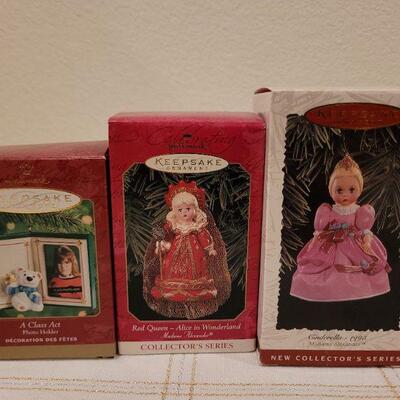 Lot 507: Assorted Hallmark Christmas Ornaments 