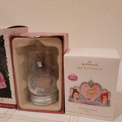 Lot 507: Assorted Hallmark Christmas Ornaments 