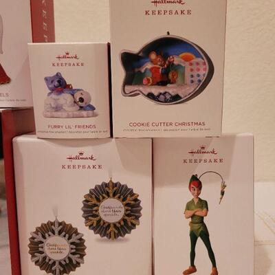 Lot 511: Assorted Hallmark Christmas Ornaments 