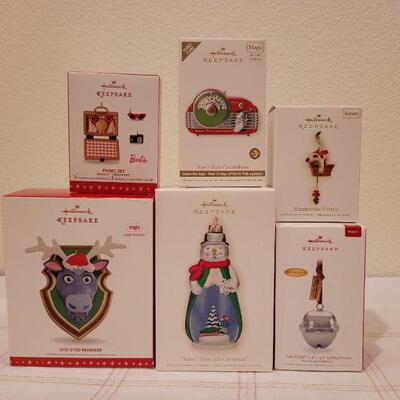 Lot 513: Assorted Hallmark Christmas Ornaments 