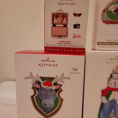 Lot 513: Assorted Hallmark Christmas Ornaments 