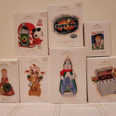 Lot 516: Assorted Hallmark Christmas Ornaments 