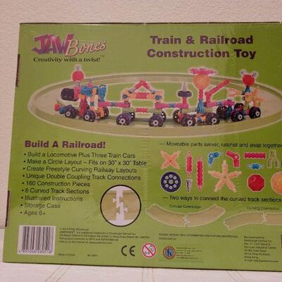 Lot 522: NEW JAWBONES Train and Railroad Construction Toy Ages 6+
