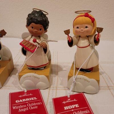 Lot 524: Hallmark Christmas Choir Wireless Singers TESTED A+
