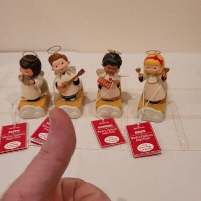 Lot 524: Hallmark Christmas Choir Wireless Singers TESTED A+