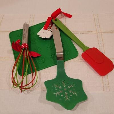 Lot 526: Assorted Christmas Kitchen Deco 