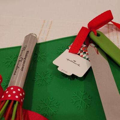 Lot 526: Assorted Christmas Kitchen Deco 