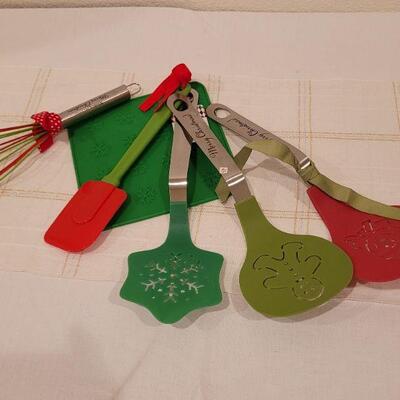 Lot 526: Assorted Christmas Kitchen Deco 