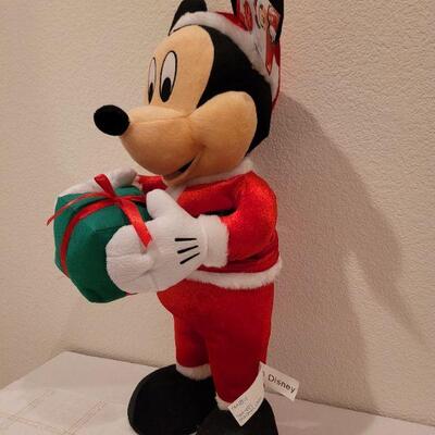 Lot 537: Mickey Mouse Indoor Home Christmas Deco 