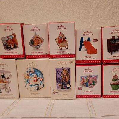 Lot 543: Assorted Hallmark Christmas Ornaments 