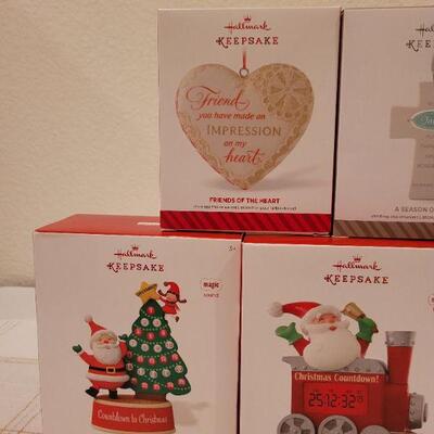 Lot 549: Assorted Hallmark Christmas Ornaments 