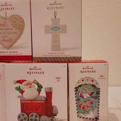 Lot 549: Assorted Hallmark Christmas Ornaments 