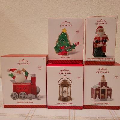 Lot 551: Assorted Hallmark Christmas Ornaments 