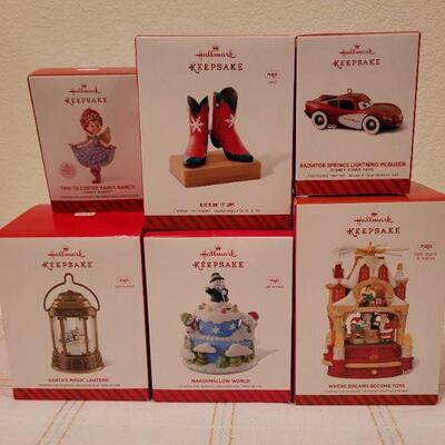Lot 552: Assorted Hallmark Christmas Ornaments 