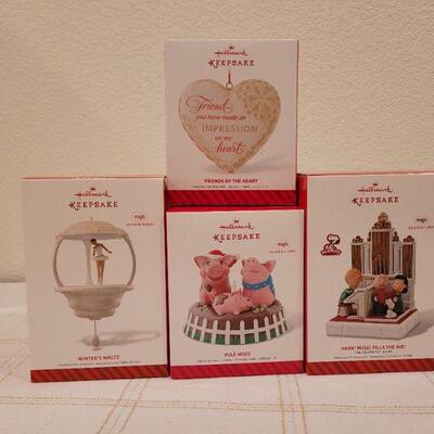 Lot 553: Assorted Hallmark Christmas Ornaments 