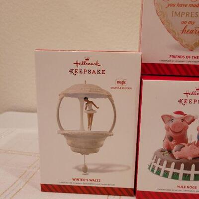 Lot 553: Assorted Hallmark Christmas Ornaments 