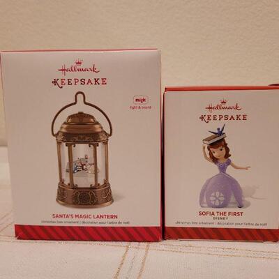 Lot 554: Assorted Hallmark Christmas Ornaments 