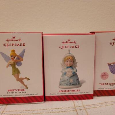 Lot 554: Assorted Hallmark Christmas Ornaments 