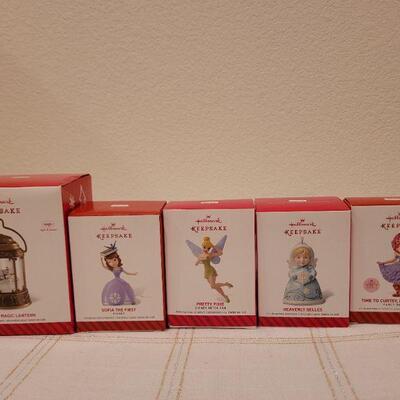 Lot 554: Assorted Hallmark Christmas Ornaments 