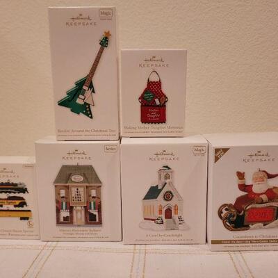 Lot 556: Assorted Hallmark Christmas Ornaments 