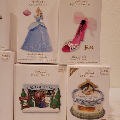 Lot 558: Assorted Hallmark Christmas Ornaments 