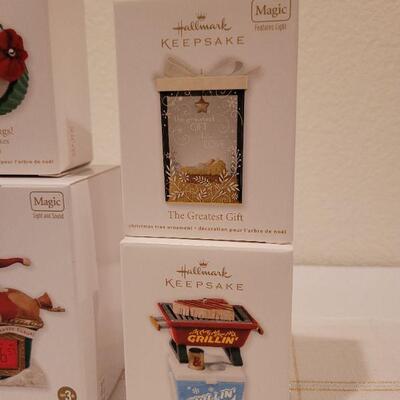 Lot 559: Assorted Hallmark Christmas Ornaments 