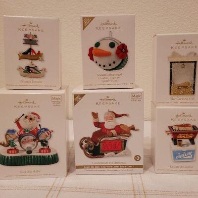 Lot 559: Assorted Hallmark Christmas Ornaments 