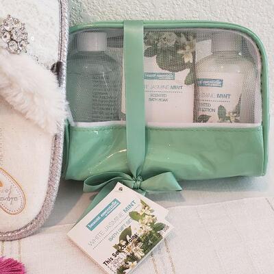 Lot 579: NEW Gift Lot