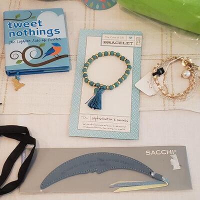 Lot 580: New Holiday Gift Lot 