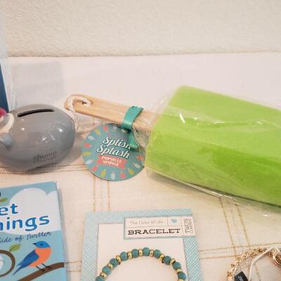 Lot 580: New Holiday Gift Lot 