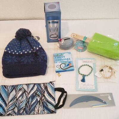 Lot 580: New Holiday Gift Lot 