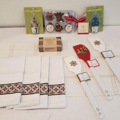 Lot 584: NEW Holiday Cheer Kitchen Lot