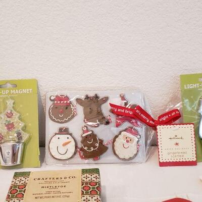 Lot 584: NEW Holiday Cheer Kitchen Lot