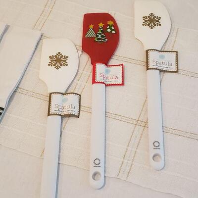 Lot 584: NEW Holiday Cheer Kitchen Lot